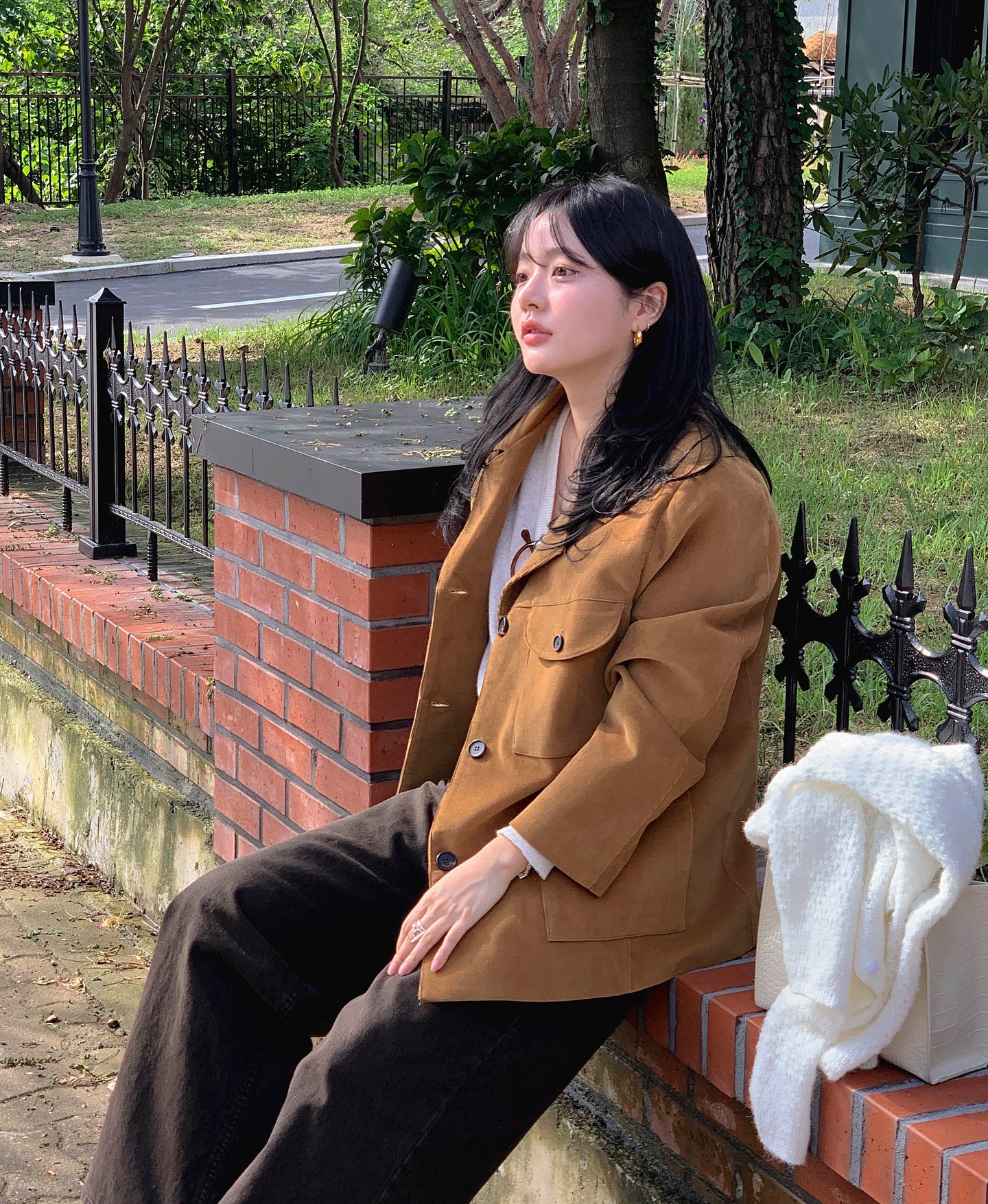 Xu hướng mặc đồ nâu từ năm ngoái tới bây giờ vẫn hot: 5 cách mix rất sang mà không cộng tuổi- Ảnh 1.