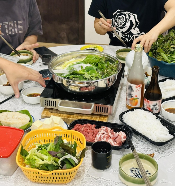 Bạn không nên ăn quá nhiều vào bữa tối. Ảnh minh họa: Ban Mai