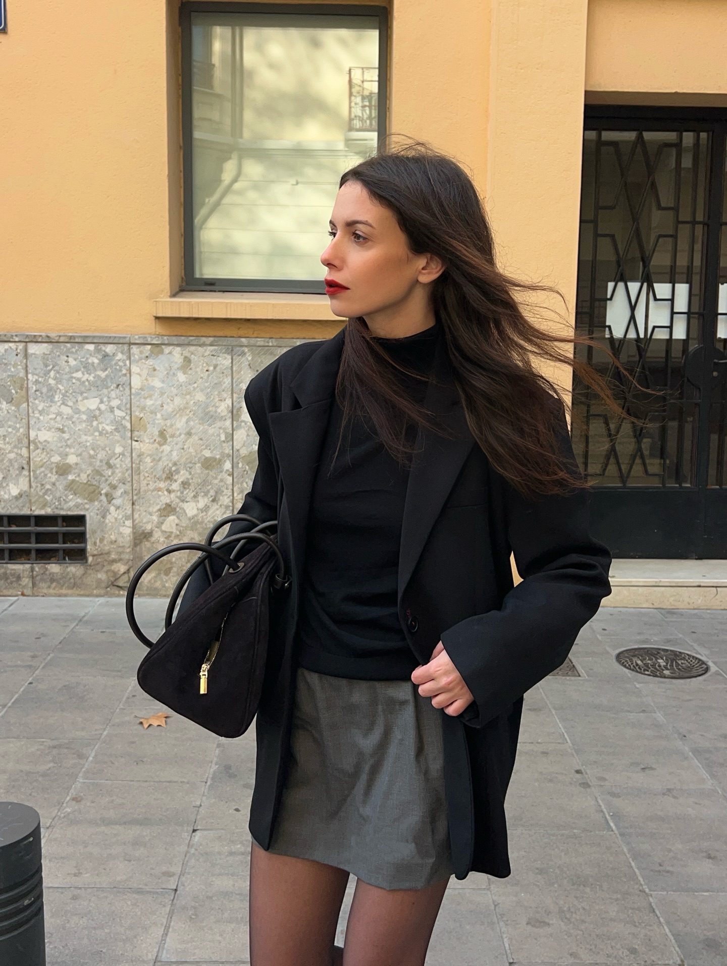 5 món thời trang trong tủ đồ của một quý cô theo đuổi phong cách basic- Ảnh 1.