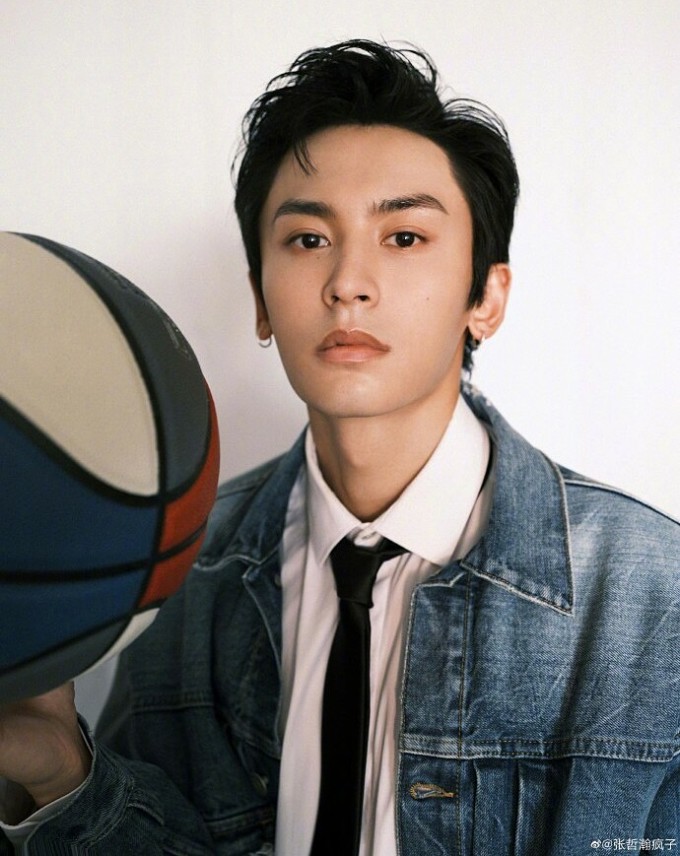 Sau khi Trương Triết Hạn được TC Candler bình chọn đẹp trai nhất thế giới năm 2025, ngoại hình anh trở thành chủ đề tranh luận sôi nổi trên mạng xã hội. Trong khi đa phần người hâm mộ Trương Triết Hạn đánh giá anh đủ các tiêu chuẩn để trở thành mỹ nam số một thế giới, một số ít người nói anh 'không xứng đáng' với ngôi vị này, đã 'phẫu thuật thẩm mỹ'...