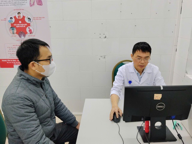 TS.BS Nguyễn Hữu Trường thăm khám cho bệnh nhân. Ảnh: BVCC