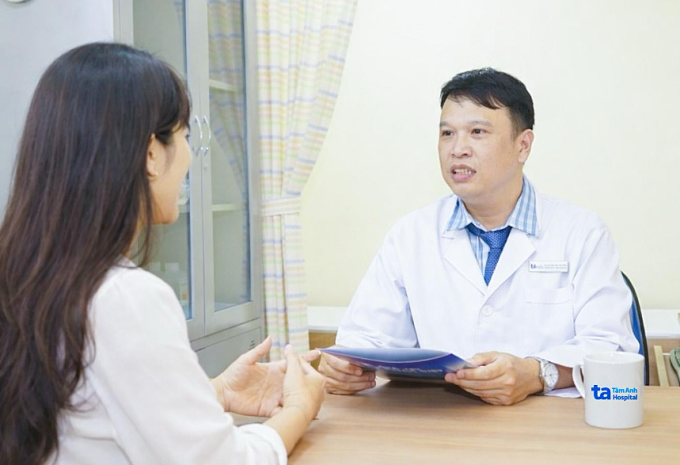 Bác sĩ Hiển tư vấn cho người bệnh. Ảnh minh họa: Bệnh viện Đa khoa Tâm Anh