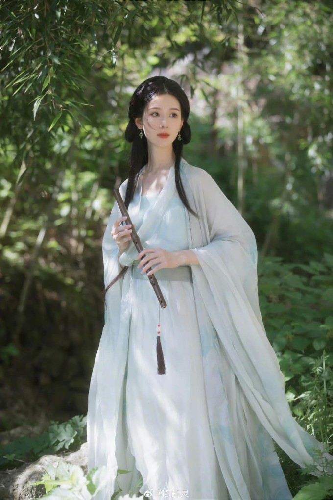 Trên nền tảng Weibo, Trần Đô Linh nhận được vô vàn lời khen cho sự tinh tế trong phong cách, cảm giác thuần khiết và khí chất từ ánh mắt, nụ cười, được ví như mỹ nhân bước ra từ tranh cổ.