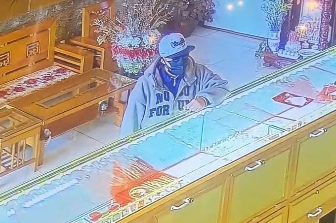 Nghi phạm Nhật khi gây án. Ảnh cắt từ camera quan sát tiệm vàng