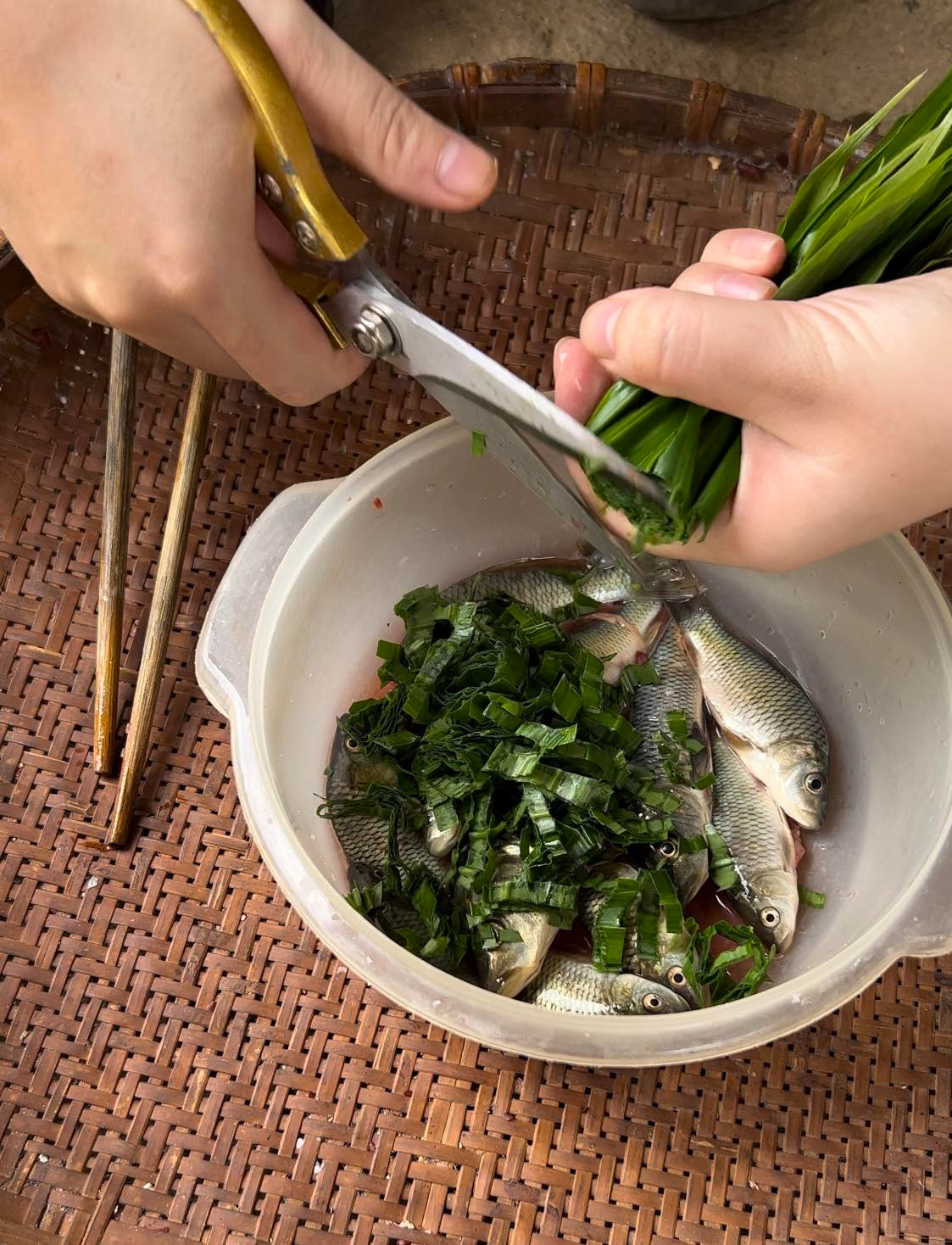 Người sành ăn săn lùng “bánh chưng nhân cá chép”: 500.000 đồng/cặp vẫn không đủ bán- Ảnh 2.