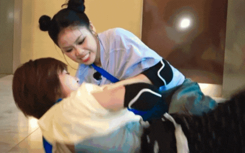 52Hz dán bảng tên ở vùng nhạy cảm tại Running Man Việt, bị nói 