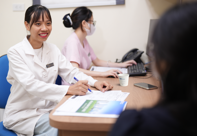 Bác sĩ Trung tâm Sản Phụ khoa đang tư vấn cho một phụ nữ. Ảnh minh họa: Trang Lê