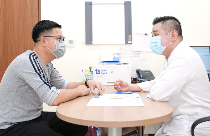 Bác sĩ Tân khám cho người bệnh phì đại tuyến tiền liệt. Ảnh minh họa: Bệnh viện Đa khoa Tâm Anh Hà Nội.