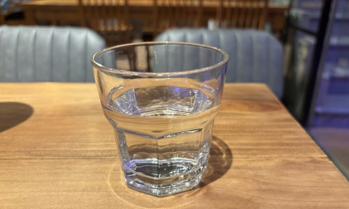 Giữ cơ thể đủ nước mỗi ngày có thể giúp giảm acid uric. Ảnh: Bảo Bảo