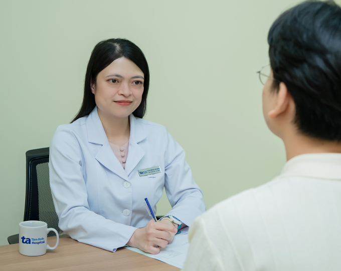 Bác sĩ Nhung tư vấn cho người bệnh đến khám tại khoa Nội thận - Lọc máu. Ảnh: Bệnh viện Đa khoa Tâm Anh