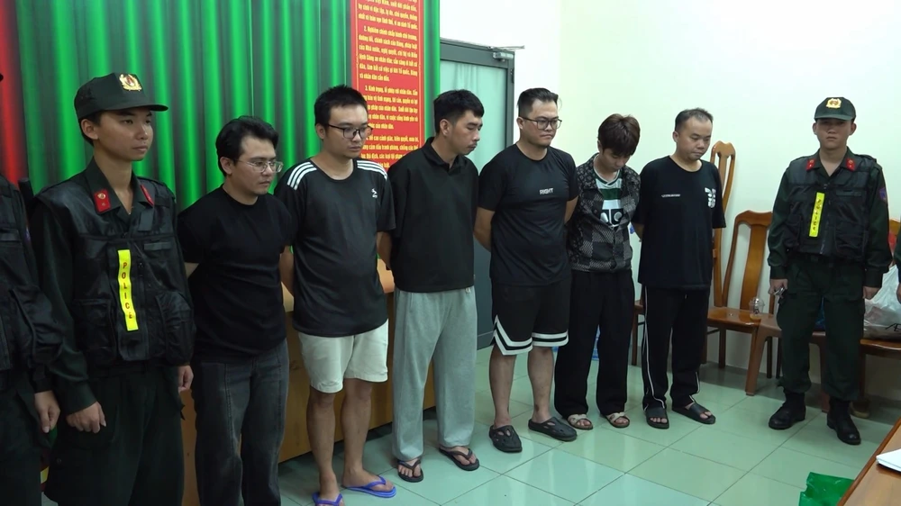 Công an TP.HCM khởi tố 61 người để điều tra. Ảnh: CA 61-nguoi-bi-bat-vi-lien-quan-den-duong-day-mua-ban-khi-cuoi-tram-ti- (5).jpg