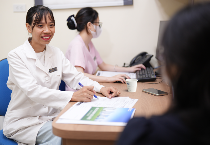 Bác sĩ Tô Thị Hồng Nhung đang tư vấn cho một thai phụ. Ảnh: Trang Lê