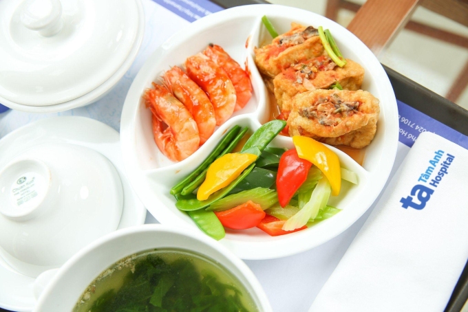 Thêm rau xanh trong bữa ăn hàng ngày cung cấp vitamin C cần thiết cho sức khỏe. Ảnh: Bệnh viện Đa khoa Tâm Anh Hà Nội