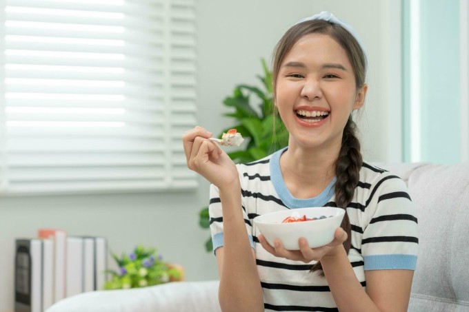 7 mẹo giúp ăn kiêng hiệu quả, không nhàm chán 1 Biến thói quen ăn uống lành mạnh thành một phần của lối sống giúp bạn dễ dàng duy trì chế độ ăn kiêng mà không bị căng thẳng, mệt mỏi.