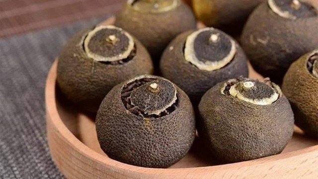Trà Phổ Nhĩ vỏ quýt là loại thức uống có tác dụng làm ấm phổi, tăng cường chức năng hô hấp.
