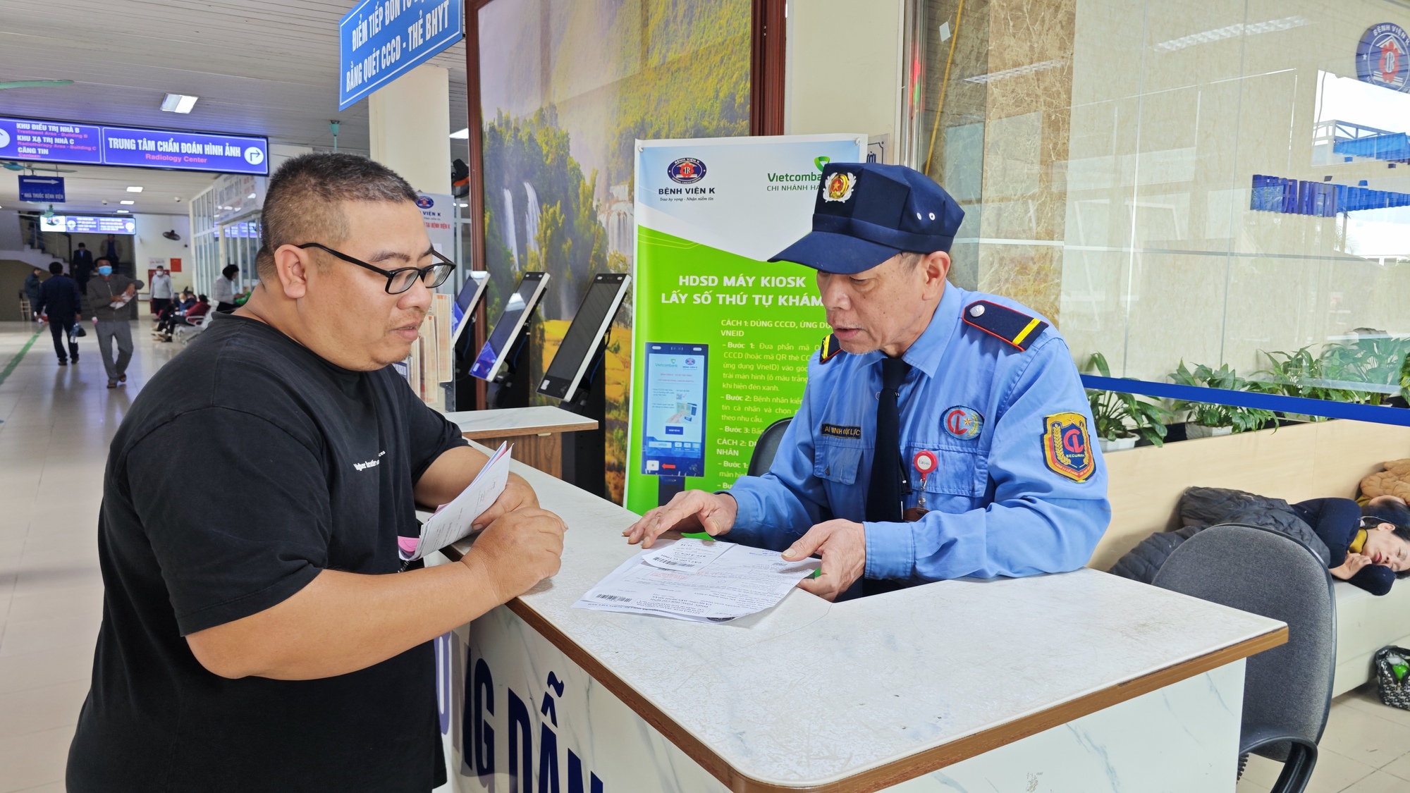 Gặp bác bảo vệ nổi đình đám sau clip hướng dẫn khám bệnh: 8 năm âm thầm của 