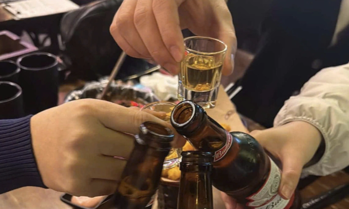 Để đảm bảo sức khỏe cần biết giới hạn của bản thân, không cố uống rượu bia quá sức. Ảnh: Phương Hằng