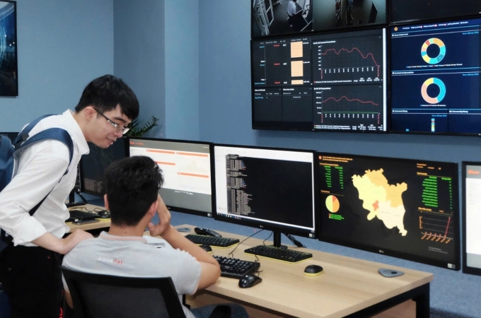 Chuyên gia theo dõi sự cố tại một trung tâm SOC. Ảnh: Trọng Đạt