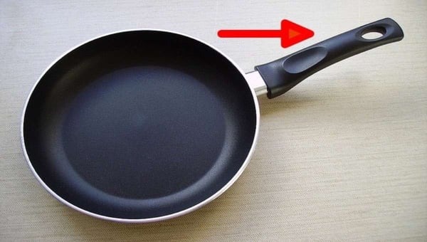 90% người dùng không biết công dụng của chiếc lỗ nhỏ trên chảo bếp- Ảnh 1.