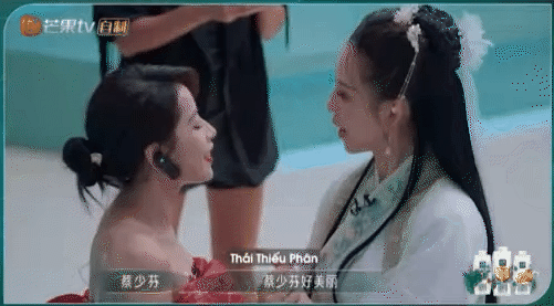 Á hậu làm nhân tình cho đại gia hơn 20 tuổi đi thi hát lấy lại hào quang, nhưng giọng thì 