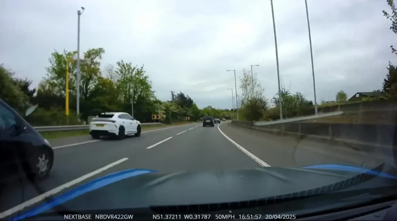 Ai cất chìa khoá xe của cầu thủ này đi, phạm luật tới 10 lần, còn đâm gãy xương một diễn viên nổi tiếng- Ảnh 1.