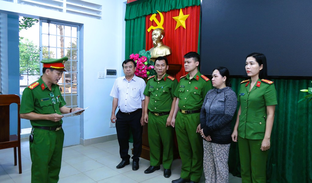 Ai đã bán và mua heo chết của Lê Thị Bích Phượng, liên hệ ngay cơ quan công an- Ảnh 1.