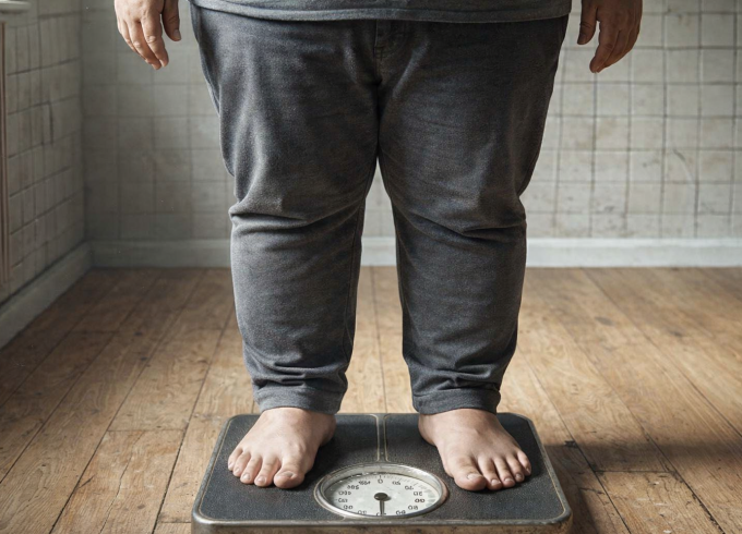 Thừa cân - béo phì là yếu tố nguy cơ hàng đầu dẫn đến gan nhiễm mỡ. Ảnh được tạo bởi AI