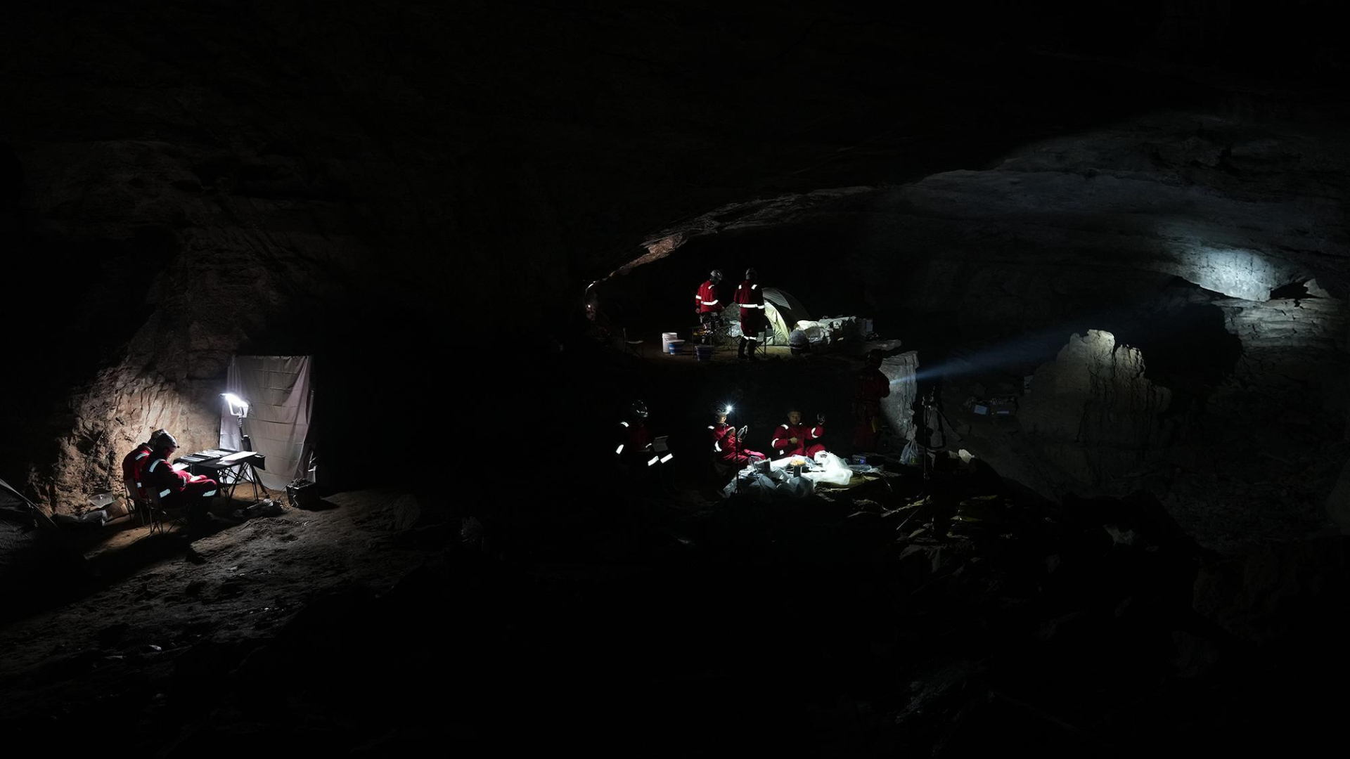 Trung Quốc đưa 28 phi hành gia tới nơi 