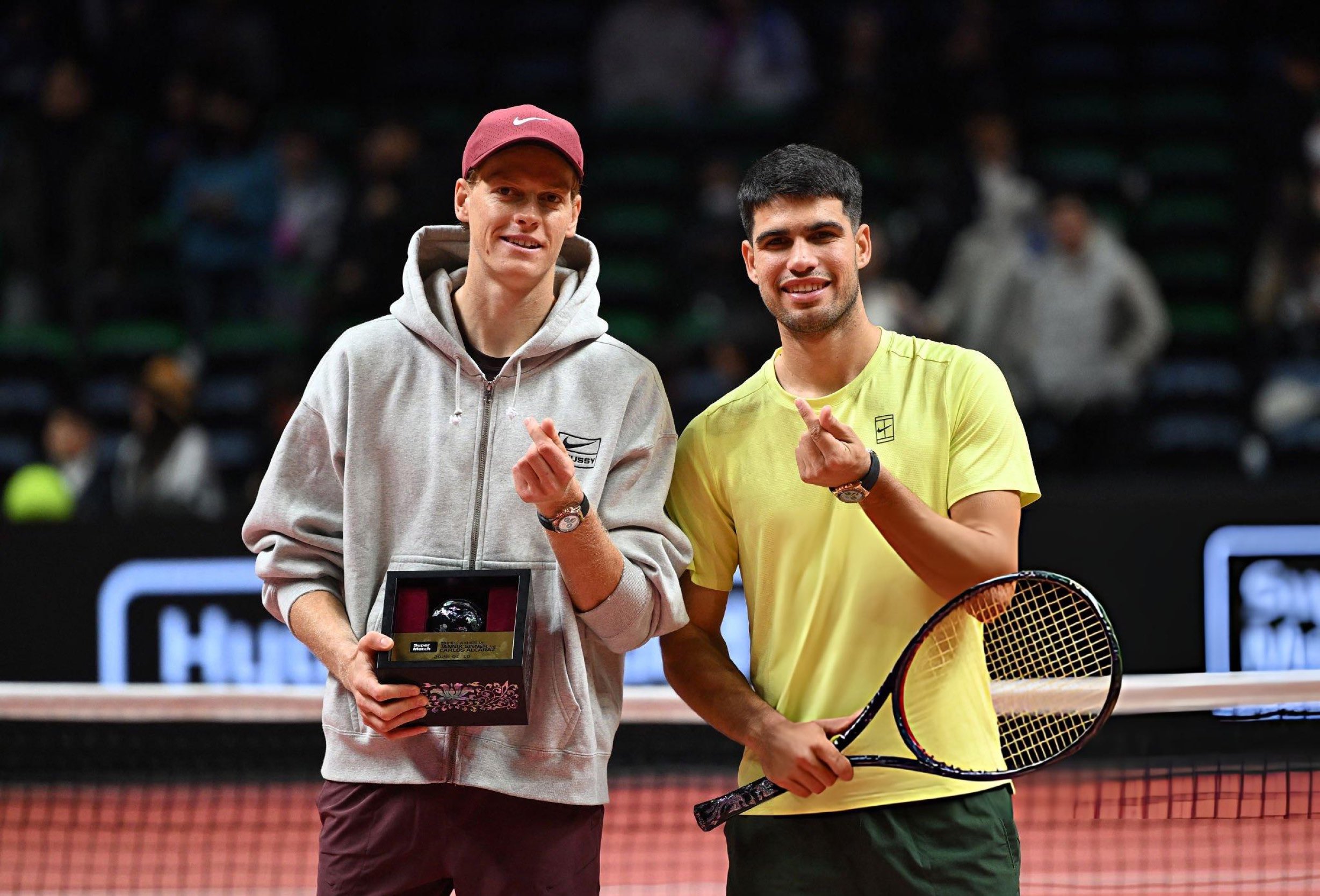 Alcaraz hạ Sinner, biến sân biểu diễn thành mỏ vàng - Ảnh 1.