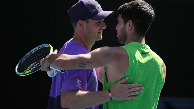 Alcaraz (phải) ôm động viên Paul, sau trận vòng bốn Australia Mở rộng, trên sân Rod Laver, Melbourne, Australia hôm 24/1. Ảnh: Reuters