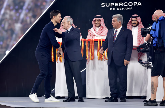 HLV Xabi Alonso bắt tay chủ tịch Florentino Perez ở buổi lễ trao huy chương sau trận Real thua Barca 2-3 ở chung kết Siêu Cup Tây Ban Nha ngày 10/1/2026. Ảnh: AS