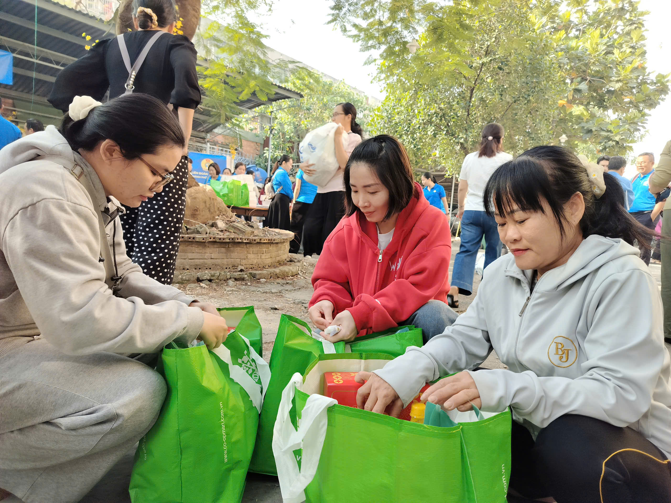 Ấm lòng công nhân - Ảnh 1.