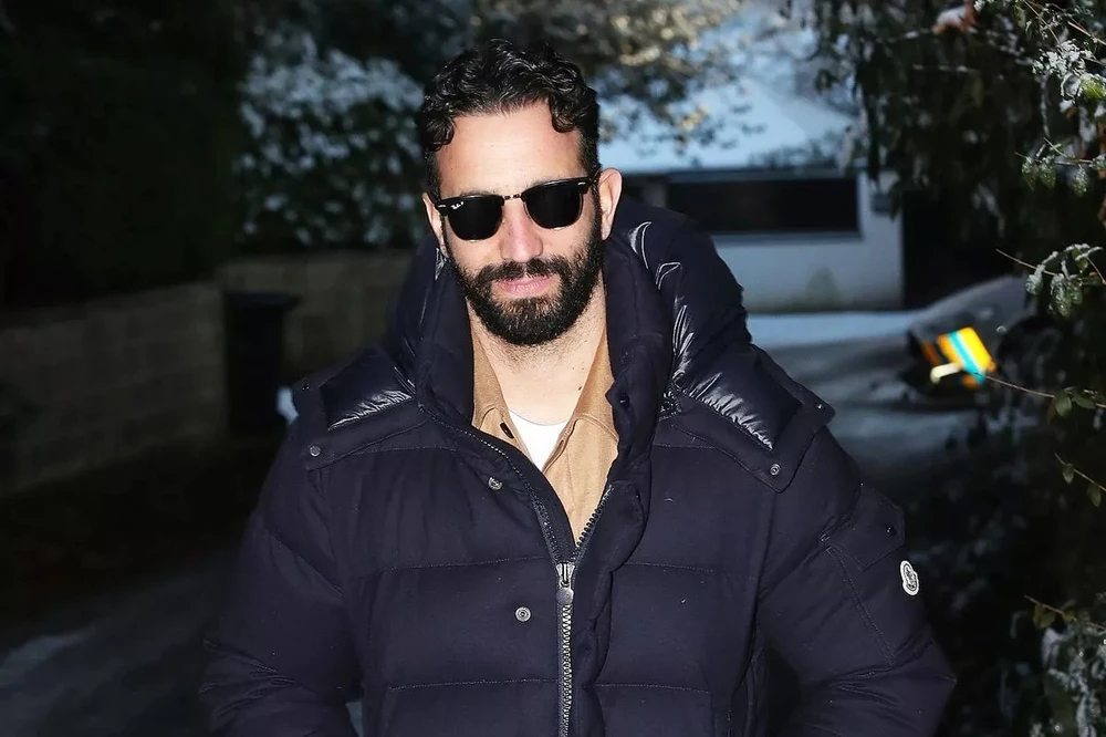 Amorim vẫn rất bình tĩnh, xuất hiện với nụ cười rạng rỡ sau khi bị MU sa thải. ẢNH: Eamonn & James Clarke amorim-cuoi-rang-ro-1.jpg