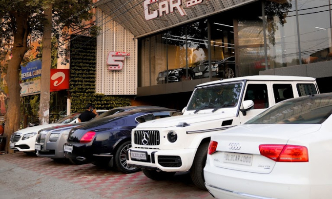 Các mẫu xe sang trước một đại lý ở Delhi. Ảnh: Wheree