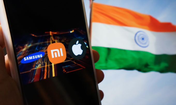 Logo Samsung, Xiaomi, Apple hiển thị trên một chiếc smartphone. Ảnh: Bảo Lâm