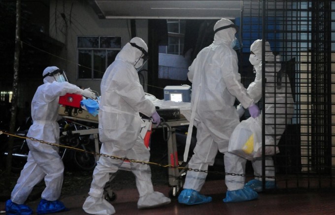 Nhân viên y tế mặc đồ bảo hộ khi dịch Nipah bùng lên ở bang Kerela cách đây hai năm. Ảnh: Reuters