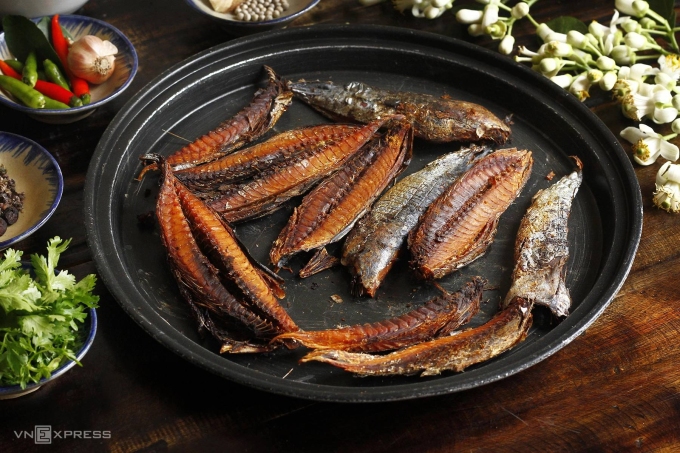 Ăn nhiều cá khô được muối mặn không tốt cho tim mạch. Ảnh: BùI Thủy