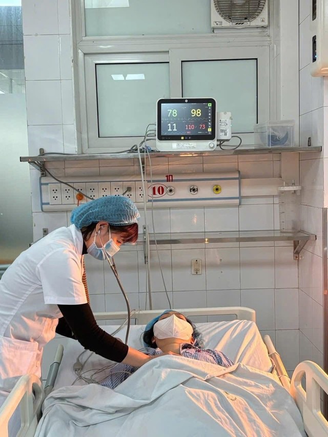 Chị Nguyễn T.H (42 tuổi đến từ Hà Nội) nhập viện trong tình trạng ngộ độc, sức khoẻ yếu.