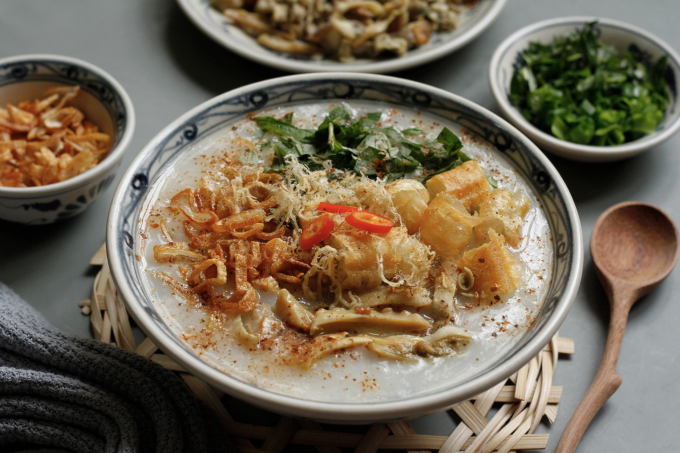 Các món ăn như cháo, súp, ngũ cốc hấp và trứng chần là những lựa chọn tối ưu buổi sáng. Ảnh: Bùi Thủy