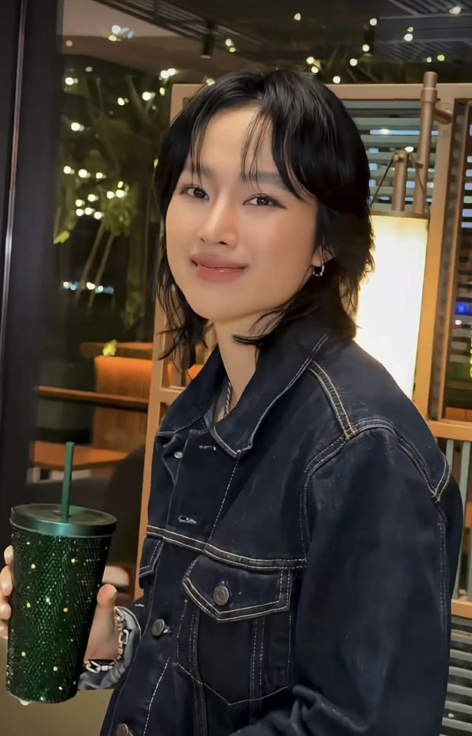 Angela Phương Trinh cắt tóc chó sói 1 Kiểu tóc mới được nhiều người khen hợp với gương mặt và phong cách Angela Phương Trinh theo đuổi thời gian qua.