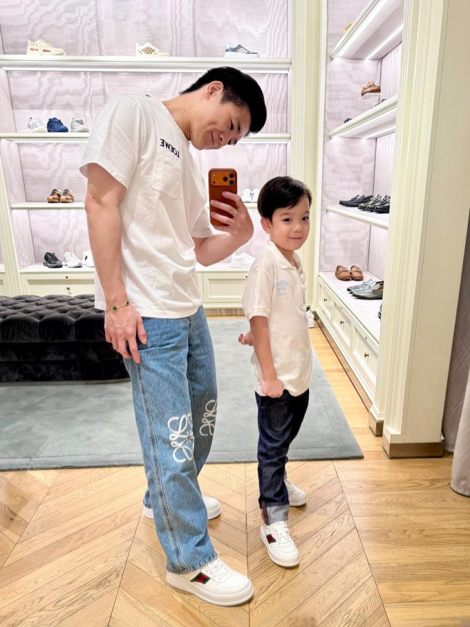 Doanh nhân Đỗ Quang Vinh mua giày cặp cho mình và quý tử.