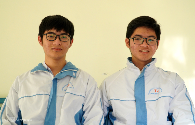 Lê Vĩnh Kỳ (trái) và người em song sinh Lê Phúc Khánh chia sẻ cảm xúc sau khi cùng giành giải nhất môn Toán ở kỳ thi học sinh giỏi quốc gia. Ảnh: Lê Hoàng