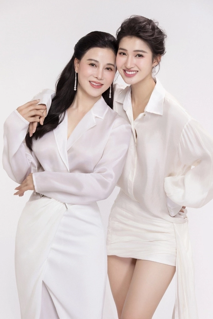 Phương Nhi và mẹ trong bộ ảnh kỷ niệm.