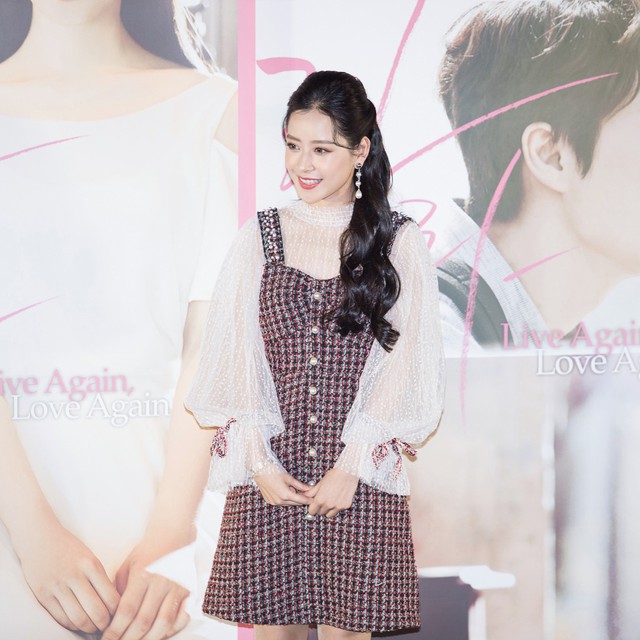 Áo cổ cao phối cùng váy hai dây tạo nét tinh tế cho ngày giao mùa- Ảnh 1.