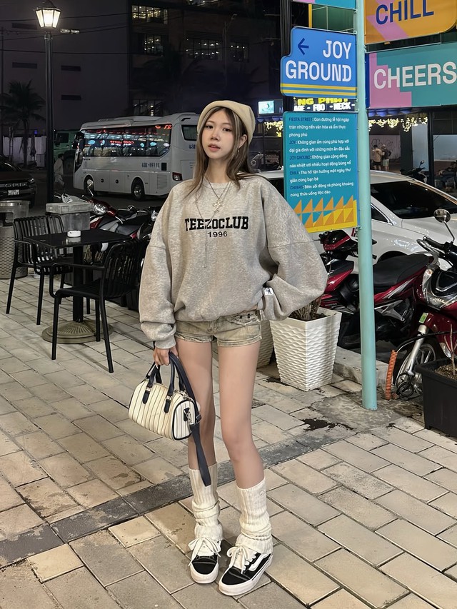 Áo nỉ phối quần shorts tạo bản phối ‘trái mùa’ đầy ngẫu hứng 1 Áo nỉ phối quần shorts tạo bản phối ‘trái mùa’ đầy ngẫu hứng - Ảnh 1.