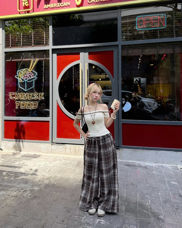 Áo trễ vai mềm mại sánh đôi với sự phóng khoáng của quần ống rộng- Ảnh 1.