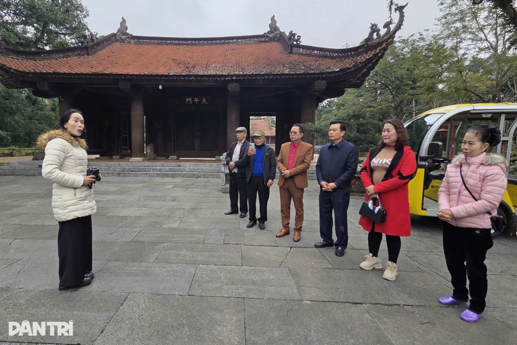 Áp lực nghề hướng dẫn viên di tích: Sai sót là điều khó tránh - 1