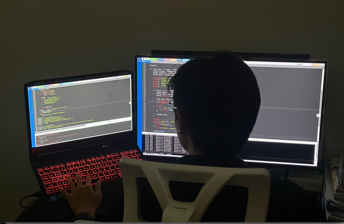 Mỗi ngày, Nam ngồi làm việc trước máy tính hơn 15 tiếng, cơ thể mệt mỏi, rệu rã nhưng không dám than vãn, kể lể vì sợ bị dánh giá. Ảnh: Nhân vật cung cấp