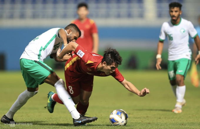 Tiền vệ Việt Nam Khuất Văn Khang (số 8) thi đấu trong trận thua Arab Saudi 0-2 ở tứ kết U23 châu Á 2022 tại Uzbekistan. Ảnh: Lâm Thỏa