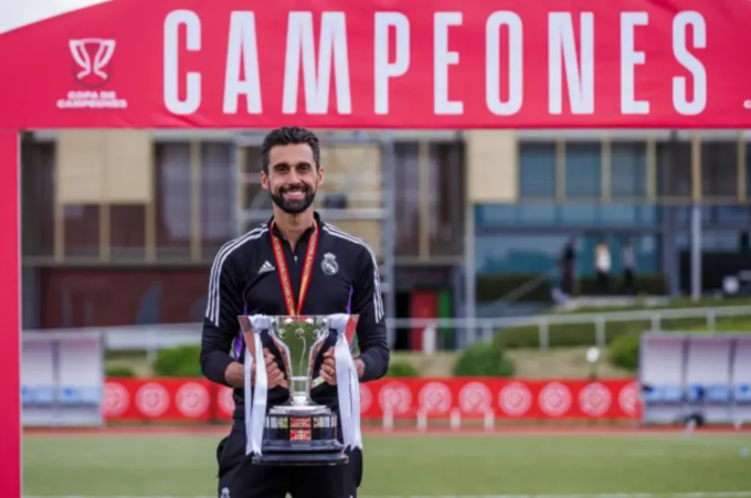 Alvaro Arbeloa cùng Juvenil A, đội U19 của Real Madrid, vô địch giải trẻ quốc gia mùa 2024-2025. Ảnh: Real Madrid FC